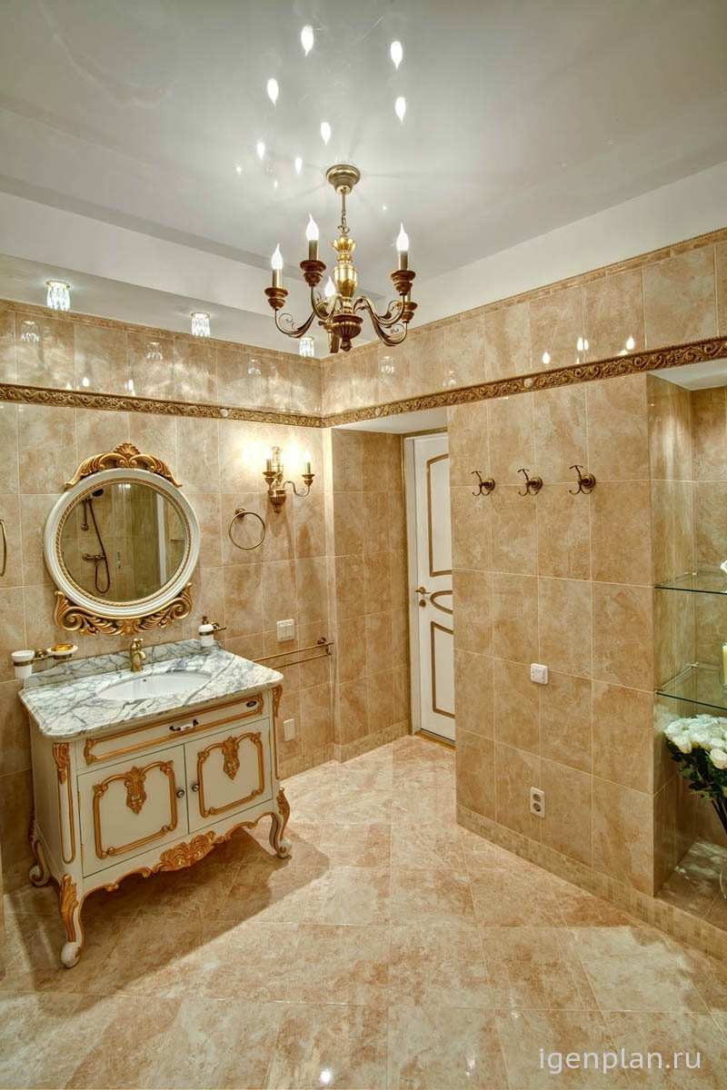 интерьер ванной в Классическом стиле , c сантехникой, потолочными .